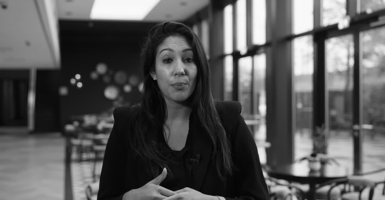Anisha Biharie spreekt rechtstreeks in de camera